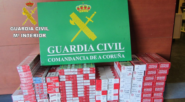Intervenidas 820 cajetillas de tabaco sin precinta legal en Ribeira (A Coruña) a un individuo relacionado con el contrabando .