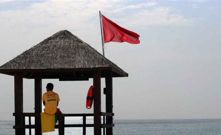 Bandera roja en las playas de Arealonga en Barreiros y en la de Concha-Compostela en Vilagarcía