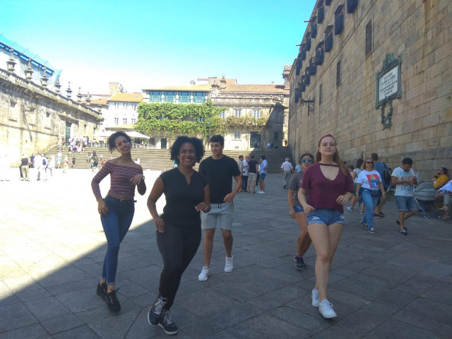 Afrocubania bailando en la Praza da Quintana para celebrar el centenario de Benny Moré