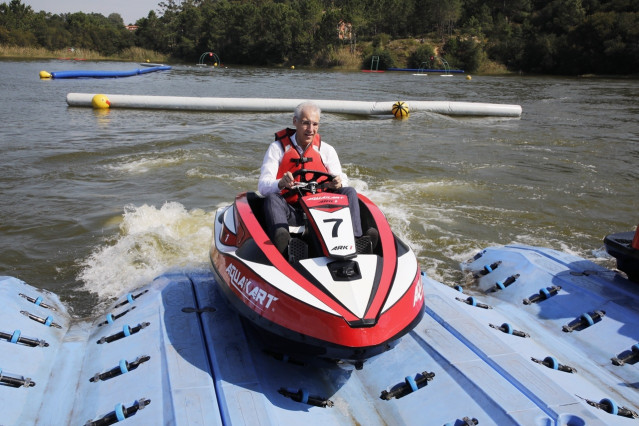 El conselleiro de Economía, Emprego e Industria, Francisco Conde, visita las instalaciones del Aquakart en Sanxenxo
