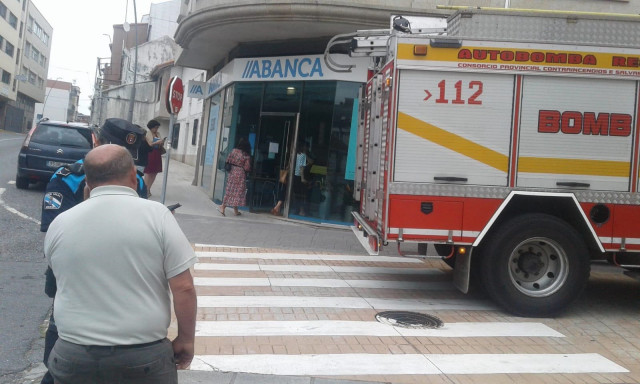 Un cortocircuito provoca un pequeño incendio en una sucursal bancaria en Carral (A Coruña).