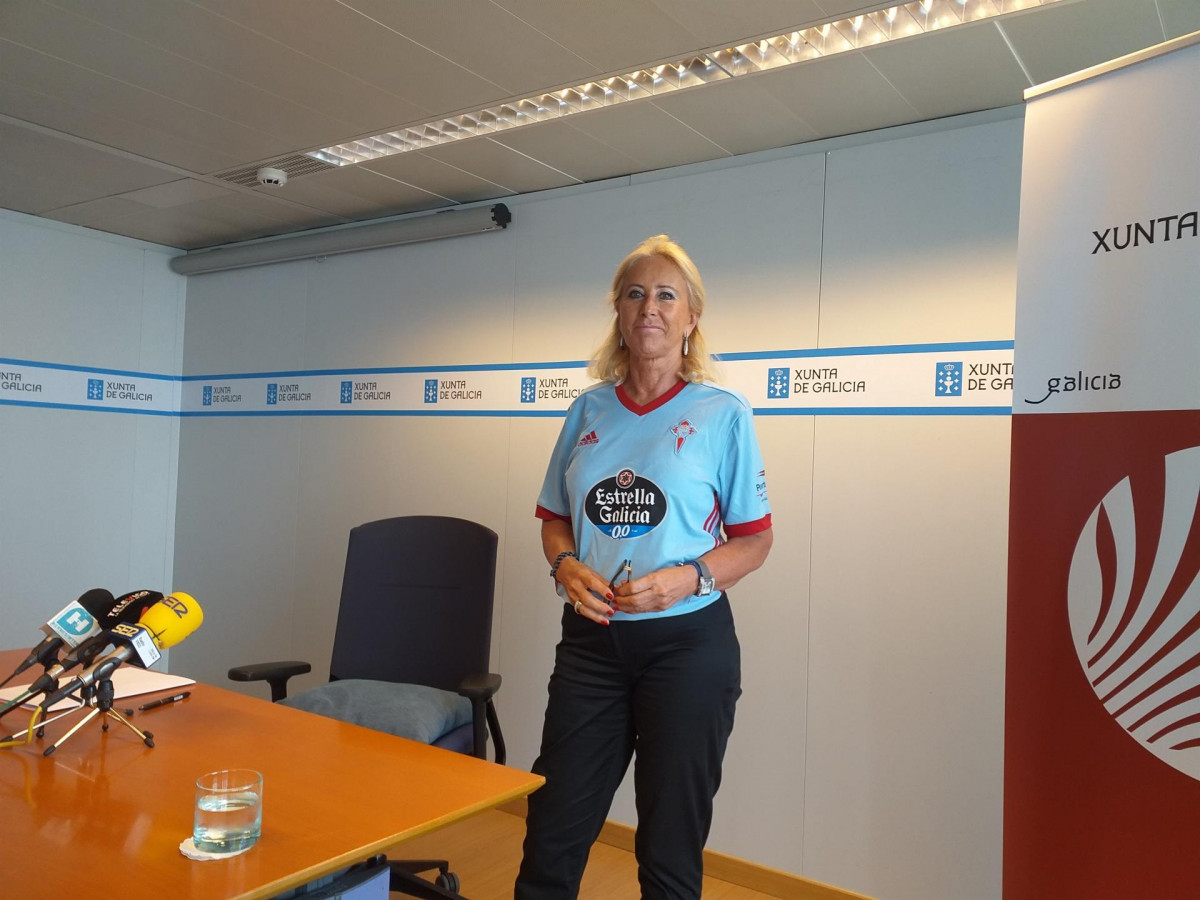 La delegada territorial de la Xunta en Vigo, Corina Porro, ataviada con la camiseta del Real Club Celta.