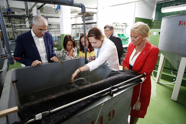 El conselleiro Francisco Conde y la delegada de la Xunta en Vigo, Corina Porro, en una visita al Instituto Español de Oceanografía.