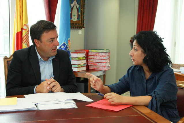 Reunión del presidente de la Diputación, Valentín González, y la alcaldesa de Cee, Margarita Lamela