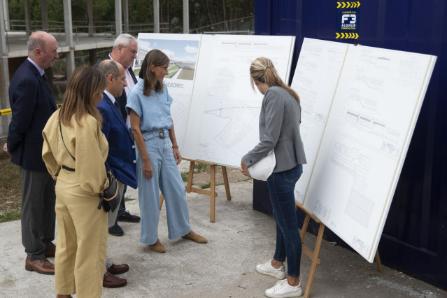 La conselleira de Educación, Carmen Pomar, visita las obras del CEIP Novo Mesoiro