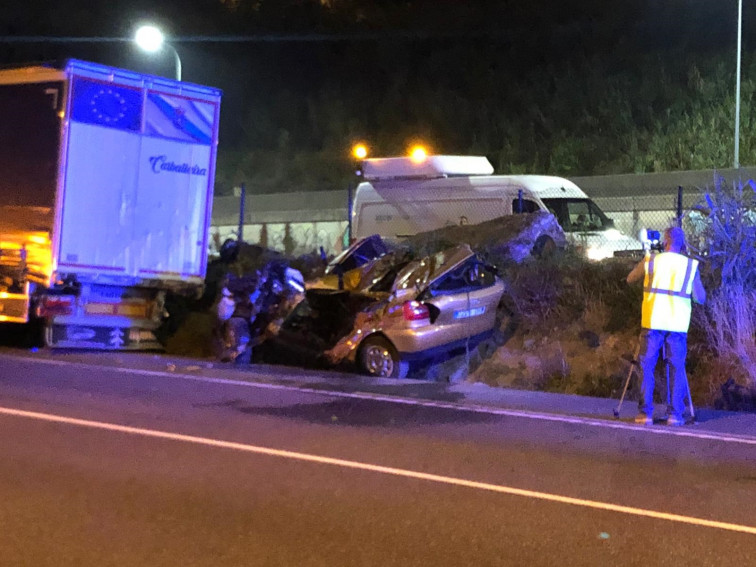 Fallece un conductor en Redondela tras salirse de la vía y chocar contra un camión