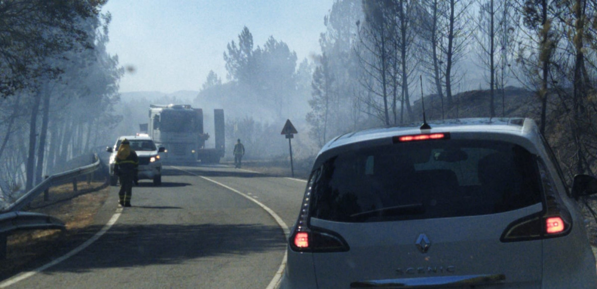 Carretera cortada incendio cartelle