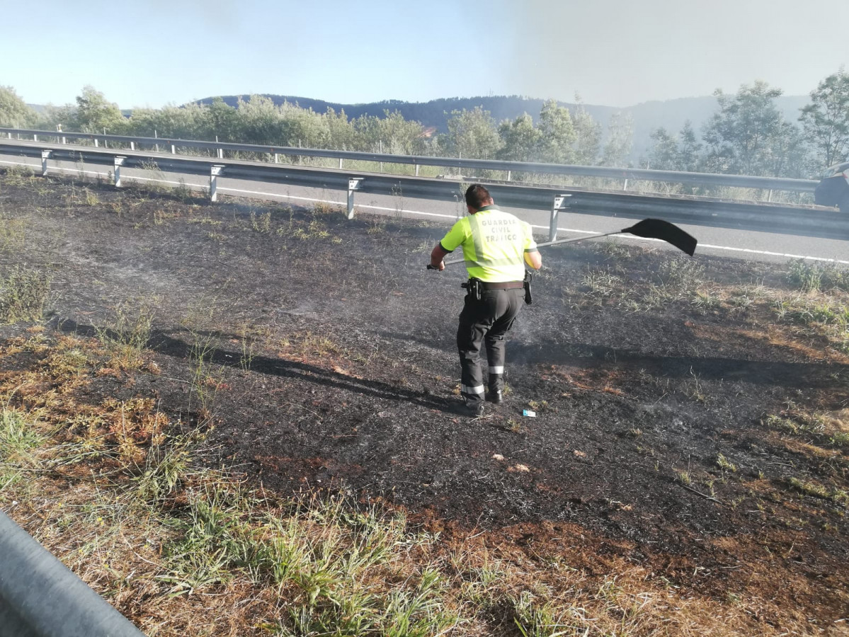 Guardia Civil intentando apagar incendio en la autovu00eda en una foto de emerxencias Ourense