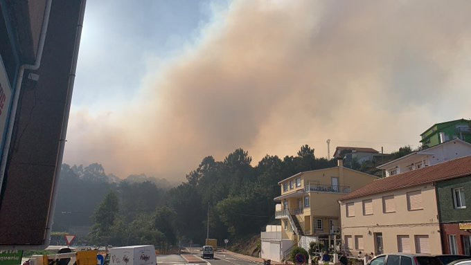 Incendio cenrca de casas en Portosu00edn en una foto del twitter de Suso Carleos
