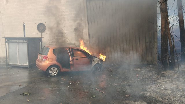 Coche quemado en el incedio de Miu00f1ortos en Porto do Sin, concello de Porto do Son en una imagen de Protecciu00f3n Civil