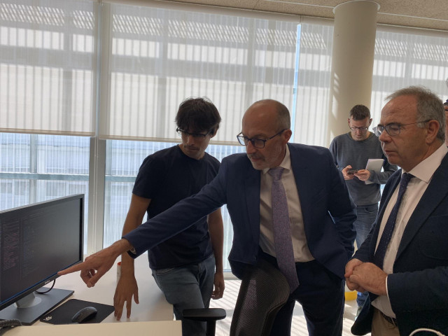 El alcalde de Santiago de Compostela, Xosé Sánchez Bugallo, visita el centro CiTIUS de la USC