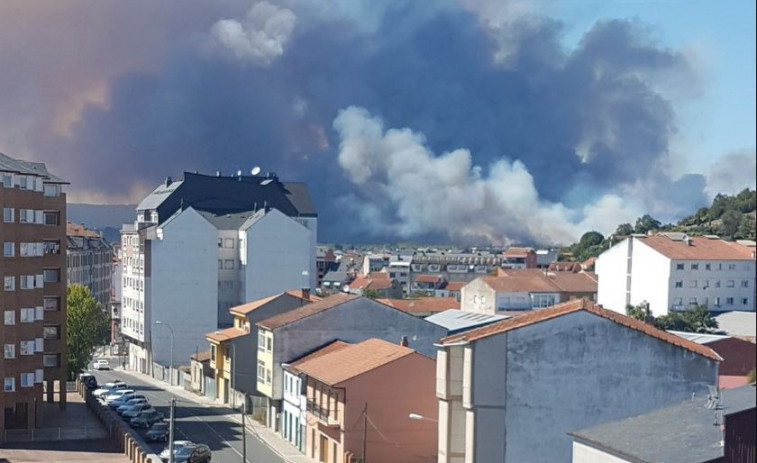 (Vídeo) Otro incendio forestal Monforte se acerca a casas y coches lleva quemadas ya más de 150 hectáreas