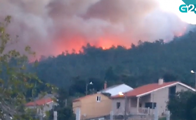 (Vídeos) El incendio de Fisterra se acerca a las casas y obliga a la Xunta a pedir la ayuda del Ejército