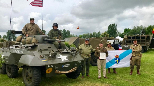 Blindado 'M8' del US Army durante los actos conmemorativos del 75º aniversario del desembarco de Normandía, junto a una bandera de Galicia.