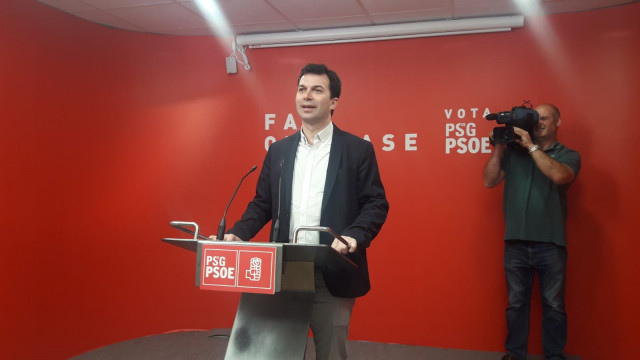Gonzalo Caballero, secretario xeral del PSdeG, en rueda de prensa en la sede del Partido Socialista en Santiago.