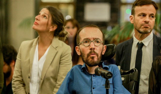 Echenique y Yolanda Du00edaz, a su izquierda, tras la reuniu00f3n con el PSOE