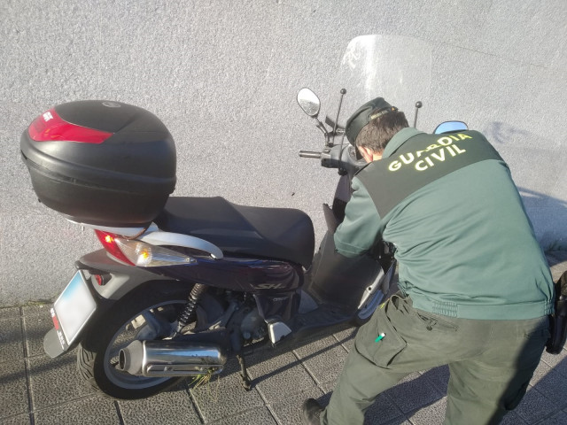 La motocicleta que conducía uno de los detenidos había sido sustraída unos días antes en Vigo
