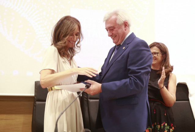 La Conselleira de Educación, Carmen Pomar, ha recibido la insignia de oro del proyecto matemático de la USC 'Estalmat-Galicia'