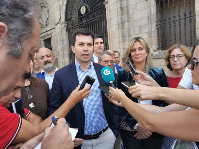 El secretario xeral del PSdeG, Gonzalo Caballero, en declaraciones a los medios tras participar en la reunión interparlamentaria de los socialistas gallegos.