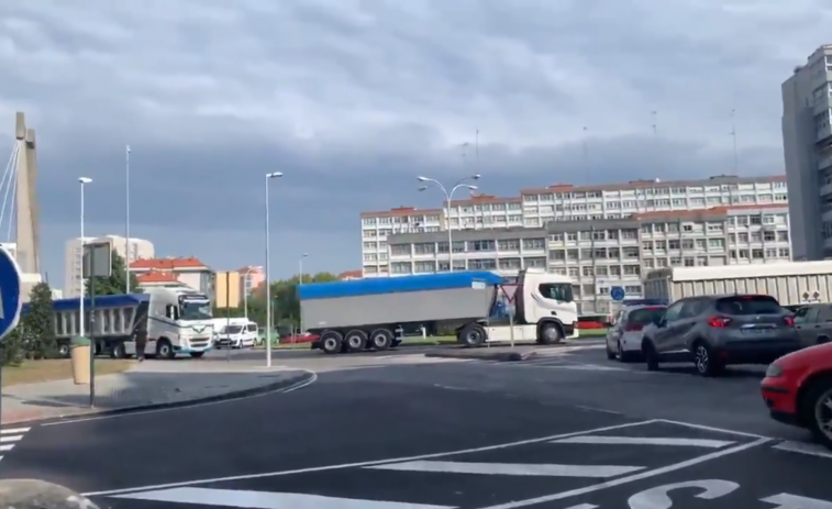 (VÍDEOS) Un centenar de camiones colapsan el tráfico en A Coruña en protesta por la situación en As Pontes