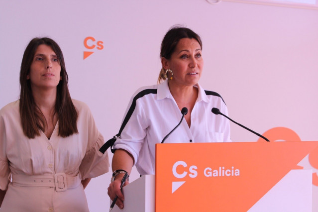 De izquierda a derecha: la diputada de Ciudadanos por A Coruña, María Vilas, y la diputada por Pontevedra, Beatriz Pino, en rueda de prensa.