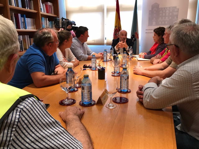 El delegado del Gobierno, Javier Losada, se reúne con representantes de los trabajadores de la central de As Pontes y el alcalde, Valentín González Formoso
