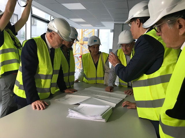 El delegado del Gobierno en Galicia, Javier Losada, durante su visita a las obras de la nueva sede de la Tesorería General de la Seguridad Social de Vigo