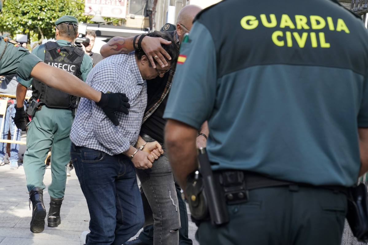 El autor confeso del asesinato de su exmujer, su excuñada y su exsuegra en Valga (Pontevedra), identificado como José Luis Abet Lafuente y apodado el Moro, de 45 años, a su llegada al Juzgado de In