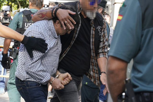 El autor confeso del asesinato de su exmujer, su excuñada y su exsuegra en Valga (Pontevedra), identificado como José Luis Abet Lafuente y apodado el Moro, de 45 años, a su llegada al Juzgado de Instrucción 2 de la localidad pontevedresa de Caldas de Reis