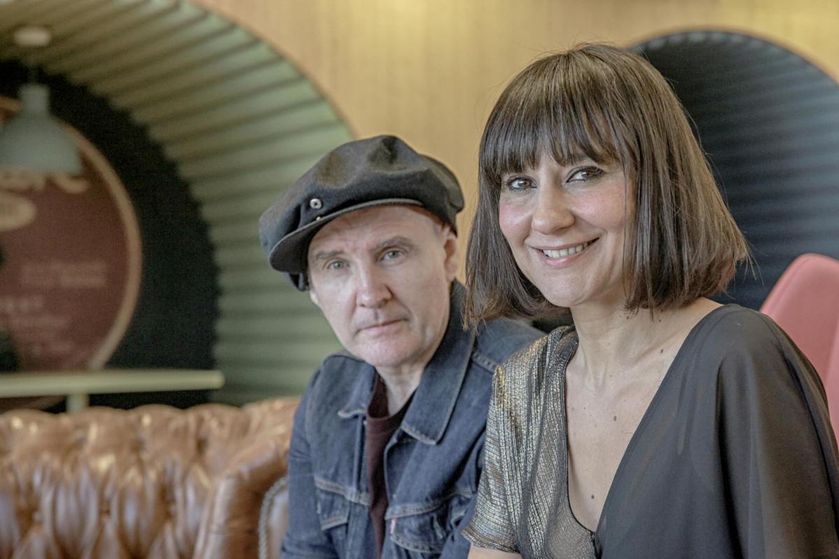 Juan Aguirre y Eva Amaral, integrantes del grupo 'Amaral' posan durante una entrevista para Europa Press en la que han presentado su disco 'Salto al color'.