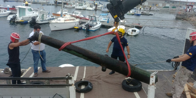 Uno de los cañones recuperados por buceadores de la Armada en aguas de Camariñas (A Coruña), en la Costa da Morte