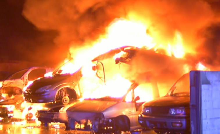 El fuego consume 200 vehículos en un depósito de Nigrán