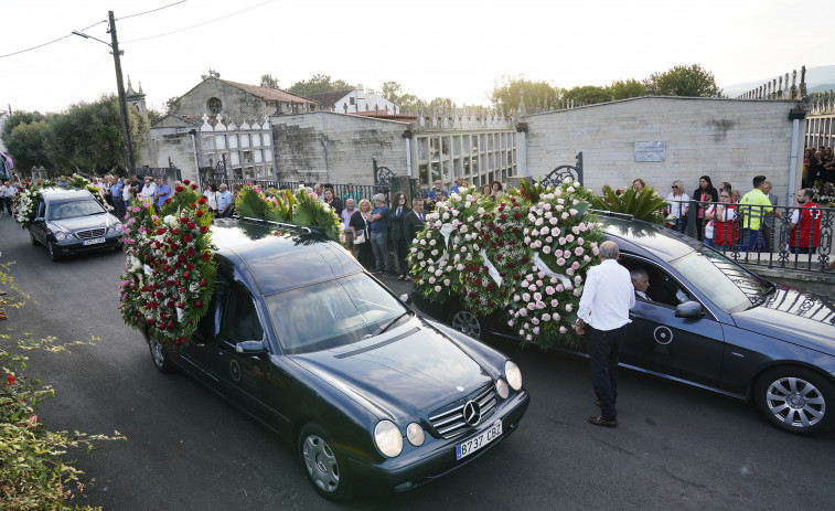 Galicia despide a Sandra, Alba y María Elena con un funeral multitudinario en Valga y protestas contra la violencia machista