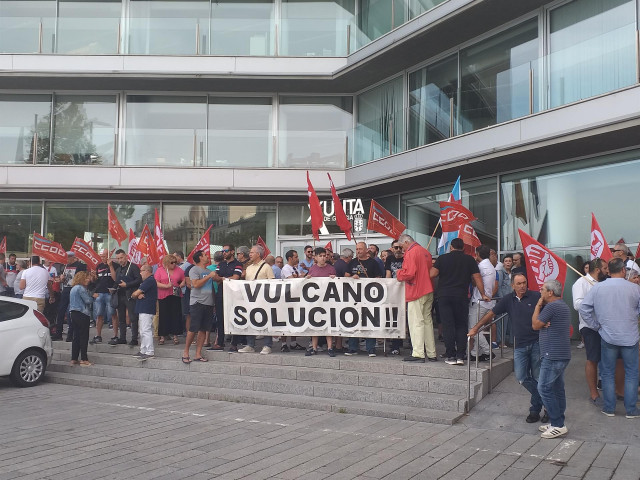 Concentración de trabajadores de Vulcano ante la delegación de la Xunta en Vigo.
