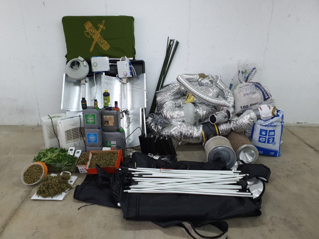 Dos detenidos en Mondoñedo (Lugo) con 1.500 gramos de marihuana y 35 plantas cultivadas en un vivienda.