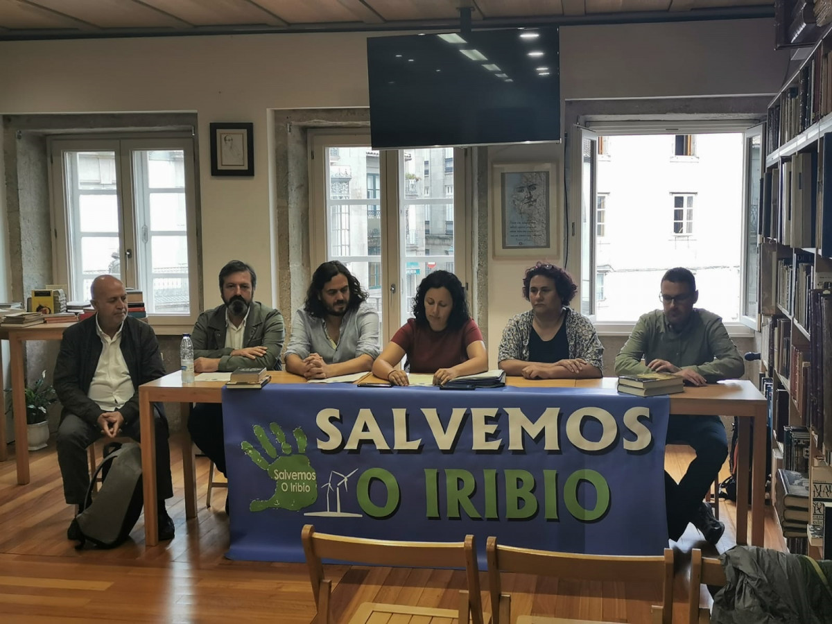 Rueda de prensa de Salvemos O Iribio. De izquierda a derecha: los diputados autonómicos Pancho Casal, Luís Bará y Antón Sánchez; la portavoz de Adega, Belén Rodríguez; la integrante de Equo Ner