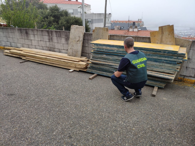 Tablones robados en una obra en Baiona, por dos vecinos de la localidad que fueron detenidos por la Guardia Civil.