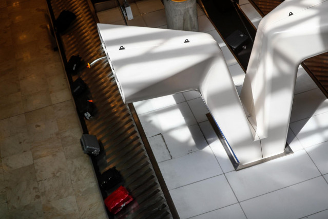 Varias maletas en la cinta transportadora del aeropuerto Adolfo Suárez Madrid-Barajas.