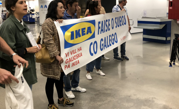 ​A Mesa protesta en Ikea por los catálogos en gallego: pocos y escondidos