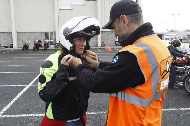 La conselleira de Infraestruturas e Mobilidade, Ethel Vázquez, visita unos cursos de conducción segura de motocicletas.
