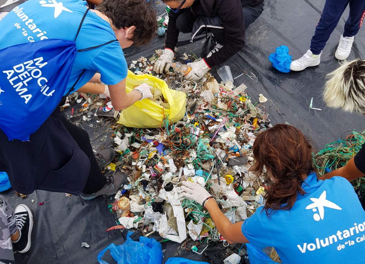 Voluntarios la caixa reciclar basura playas