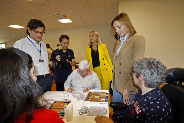 La conselleira de Política Social, Fabiola García, ha visitado las instalaciones de Alento en Vigo