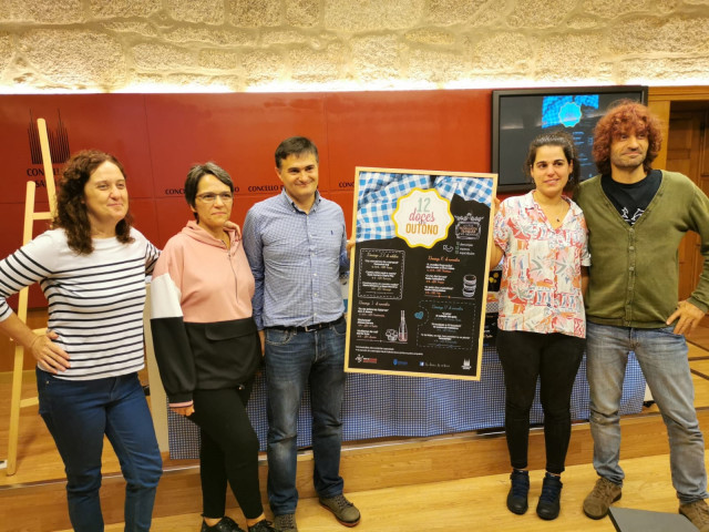 De izquierda a derecha: la artista Paula Carballeira, la integrante de la cooperativa Urdime Emi Candal; el concejal de Centros Socioculturales Javier Fernández, y los artistas Atenea García y Xoán Curiel con el cartel de '12 doces de outono'.