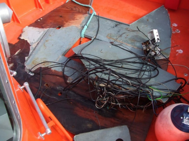 Cabo enganchado en la hélice del 'Uxía cinco' que provocó su naufragio