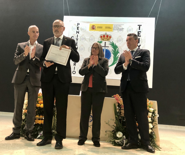 El presidente del Colegio de Ópticos-Optometristas de Galicia, Eduardo Eiroa, recoge la  Medalla de Bronce al Mérito Social Penitenciario.