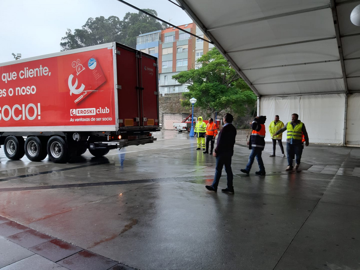 Reparto de agua en Ponteceso en una imagen de la Policu00eda Local
