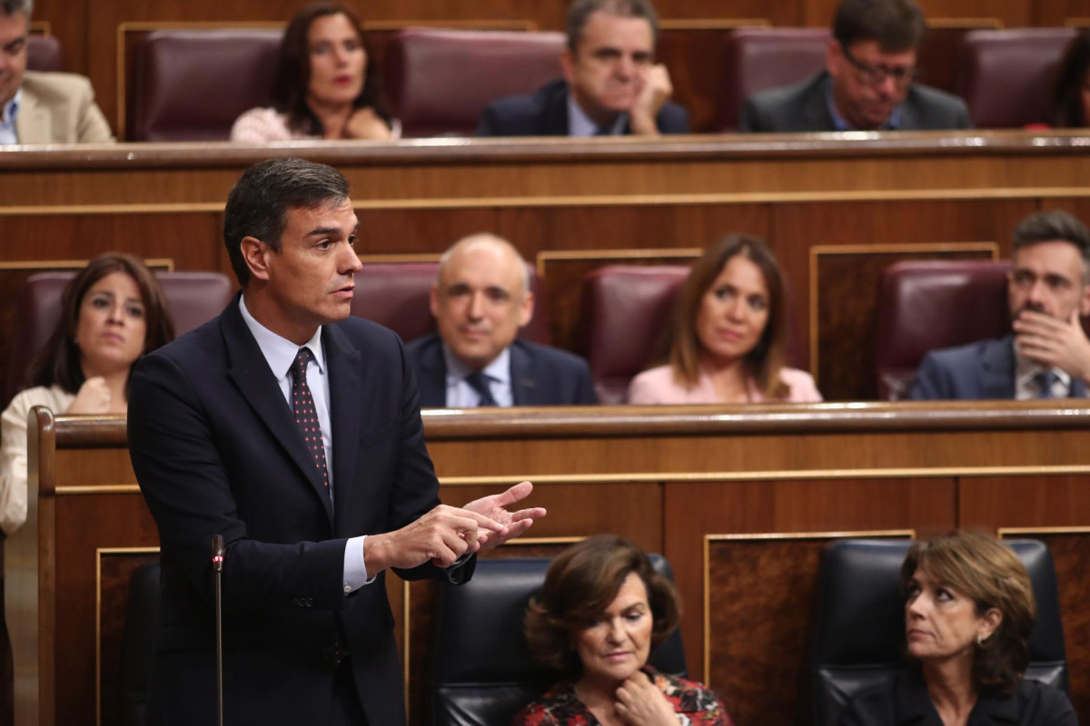 El presidente del Gobierno en funciones, Pedro Sánchez, responde al presidente de Ciudadanos, Albert Rivera, durante la sesión de control al Gobierno en funciones, en Madrid (España) a 11 de septie
