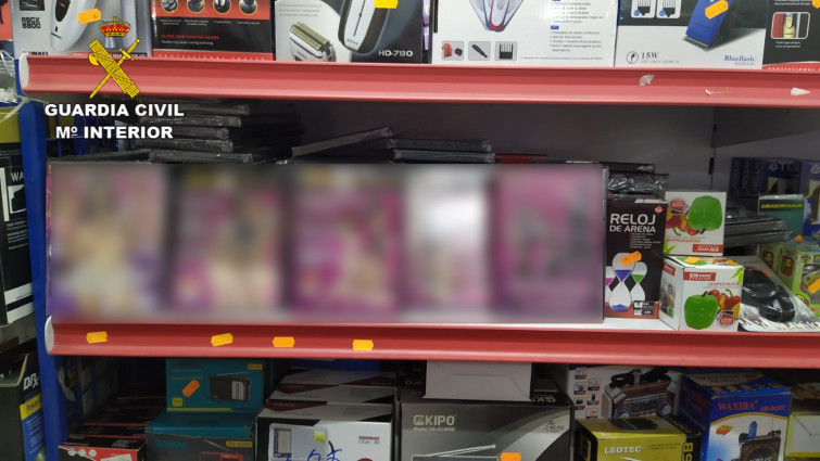 Pornografía al lado de material escolar en un bazar de Marín