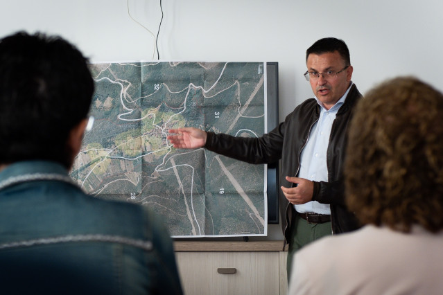 El conselleiro do Medio Rural, José González, con vecinos de Monterrei (Ourense).