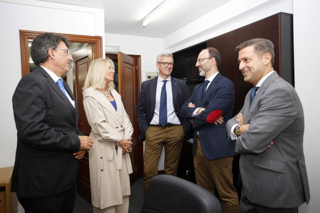 El vicepresidente de la Xunta, Alfonso Rueda, acompañado por el director xeral de Xustiza, Juan José Martín, y otras autoridades, visita el nuevo juzgado de lo Social número 6 de Vigo, en su sede provisional